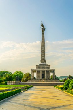 Bratislava, Slovakya 'daki köle askeri mezarlığında bulunan Sovyet ordusunun bir anıtı.