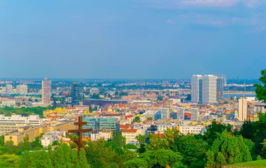 Slovakya başkentinin hava manzarası Köle Tepesi 'nden alınan bratislava