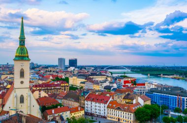 Bratislava, Slovakya 'daki Aziz Martin Katedrali' nin havadan görünüşü