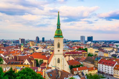 Bratislava, Slovakya 'daki Aziz Martin Katedrali' nin havadan görünüşü