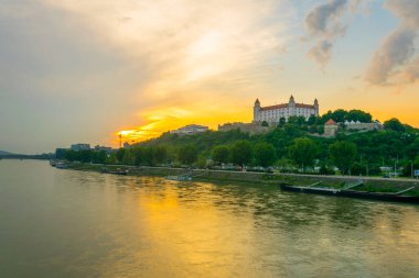 Bratislava Kalesi üzerinde gün batımı, Slovakya