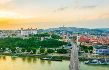 Bratislava 'nın Kale, Saint Martin Katedrali ve Sunset' teki Eski Şehir 'deki panoramik görüntüsü
