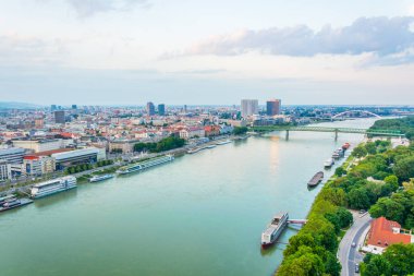 Bratislava 'daki Tuna Nehri' nin havadan görünüşü