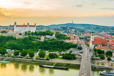 Bratislava 'nın Kale, Saint Martin Katedrali ve Sunset' teki Eski Şehir 'deki panoramik görüntüsü