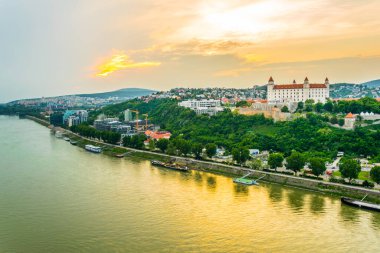 Bratislava Kalesi üzerinde gün batımı, Slovakya