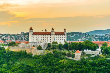 Bratislava Kalesi üzerinde gün batımı, Slovakya