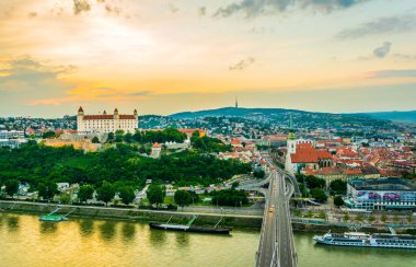 Bratislava 'nın Kale, Saint Martin Katedrali ve Sunset' teki Eski Şehir 'deki panoramik görüntüsü