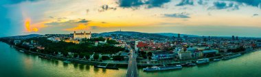Bratislava 'nın Kale, Saint Martin Katedrali ve Sunset' teki Eski Şehir 'deki panoramik görüntüsü