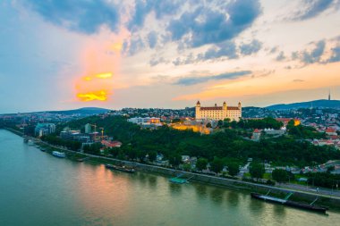 Bratislava Kalesi üzerinde gün batımı, Slovakya