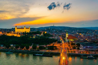 Bratislava 'nın Kale, Saint Martin Katedrali ve Sunset' teki Eski Şehir 'deki panoramik görüntüsü
