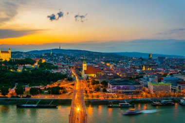 Bratislava 'nın Kale, Saint Martin Katedrali ve Sunset' teki Eski Şehir 'deki panoramik görüntüsü