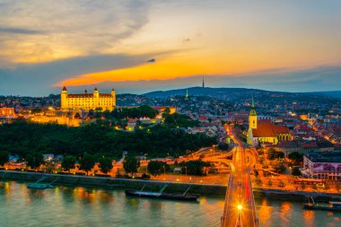 Bratislava 'nın Kale, Saint Martin Katedrali ve Sunset' teki Eski Şehir 'deki panoramik görüntüsü