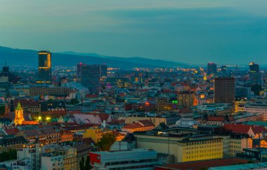 Gün batımında Slovakya başkenti Bratislava 'nın hava manzarası