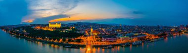 Bratislava 'nın Kale, Saint Martin Katedrali ve Sunset' teki Eski Şehir 'deki panoramik görüntüsü