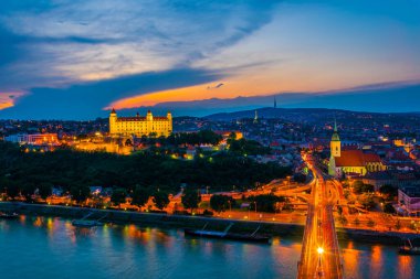 Bratislava 'nın Kale, Saint Martin Katedrali ve Sunset' teki Eski Şehir 'deki panoramik görüntüsü