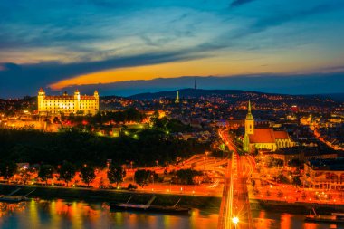 Bratislava 'nın Kale, Saint Martin Katedrali ve Sunset' teki Eski Şehir 'deki panoramik görüntüsü