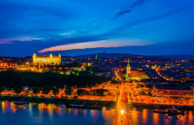 Bratislava 'nın Kale, Saint Martin Katedrali ve Sunset' teki Eski Şehir 'deki panoramik görüntüsü