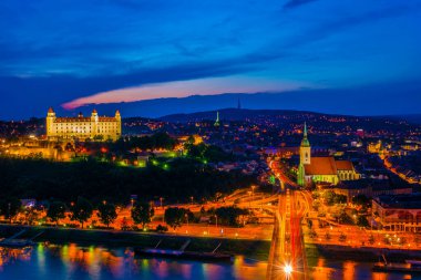 Bratislava 'nın Kale, Saint Martin Katedrali ve Sunset' teki Eski Şehir 'deki panoramik görüntüsü