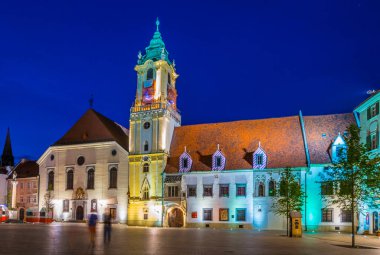 Bratislava 'daki eski belediye binası, gece boyunca hlavne adları (ana meydan) üzerinde yer almaktadır.