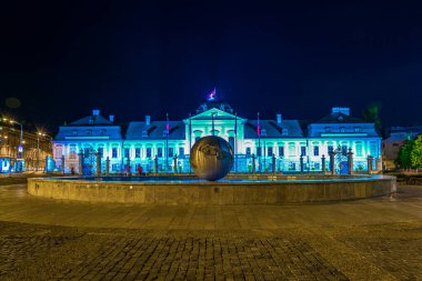 Bratislava, Slovakya 'daki barış heykeli gezegeniyle başkanlık sarayının gece görüşü