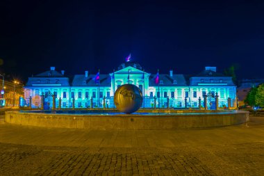 Bratislava, Slovakya 'daki barış heykeli gezegeniyle başkanlık sarayının gece görüşü
