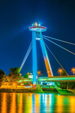 Bratislava 'daki Tuna Nehri üzerindeki SNP köprüsünün gece görüşü