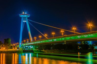 Bratislava 'daki Tuna Nehri üzerindeki SNP köprüsünün gece görüşü