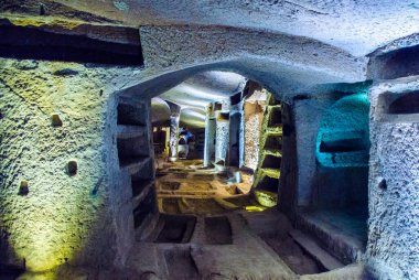 Napoli 'deki ünlü turistik mekan manzarası - Aziz Gennaro' nun yeraltı mezarları.