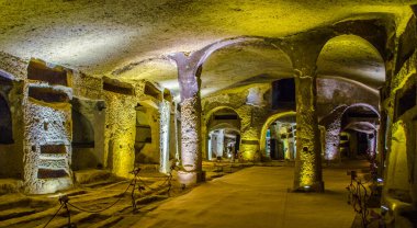 Napoli 'deki ünlü turistik mekan manzarası - Aziz Gennaro' nun yeraltı mezarları.