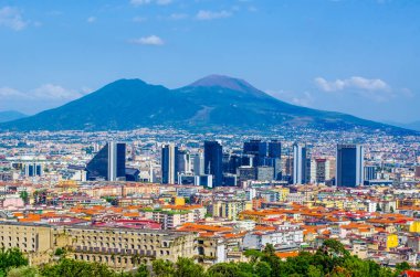 Napoli 'deki Centro direzionale iş bölgesinin havadan görünüşü ve arkasında Vezüv Dağı var..