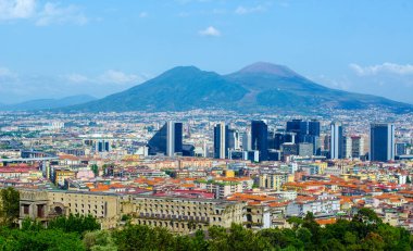 Napoli 'deki Centro direzionale iş bölgesinin havadan görünüşü ve arkasında Vezüv Dağı var..