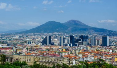 Napoli 'deki Centro direzionale iş bölgesinin havadan görünüşü ve arkasında Vezüv Dağı var..