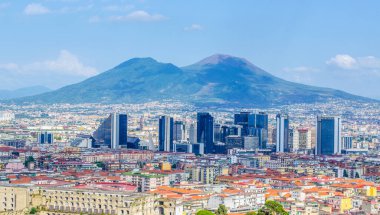 Napoli 'deki Centro direzionale iş bölgesinin havadan görünüşü ve arkasında Vezüv Dağı var..