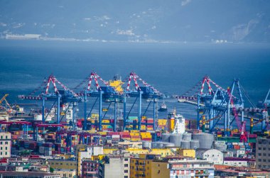İtalya liman Napoli 'sinin vinç ve altyapısının havadan görüntüsü.