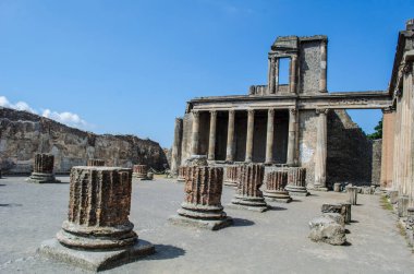 İnsanlar Pompei 'nin tarihi kalıntıları arasında yürüyorlar..