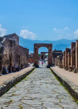 İnsanlar eski şehrin tarihi merkezinde yürüyorlar. İtalya Napoli yakınlarındaki Pompeii 'de..
