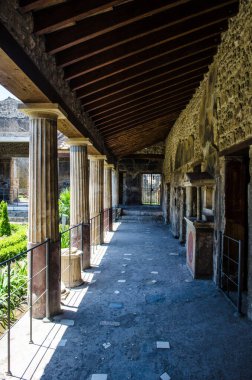 İtalya Napoli yakınlarındaki Pompeii şehir kompleksinin kalıntıları içinde küçük yeşil bir avlu..