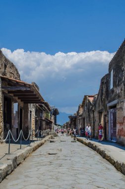 İnsanlar Napoli yakınlarındaki eski İtalyan şehri Pompeii 'nin kalıntılarında yürüyorlar..