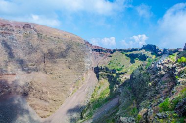 İtalya 'nın Napoli kenti yakınlarındaki Vezüv Dağı yanardağının kalderasının manzarası. Bu yanardağ M.S. 79 yılında Pompeii şehrinin tamamen yok olmasına neden oldu..