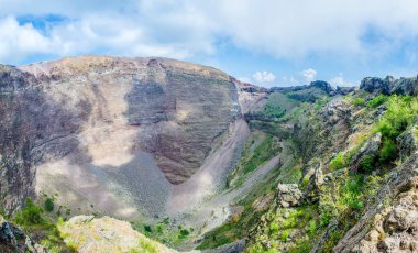 İtalya 'nın Napoli kenti yakınlarındaki Vezüv Dağı yanardağının kalderasının manzarası. Bu yanardağ M.S. 79 yılında Pompeii şehrinin tamamen yok olmasına neden oldu..