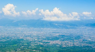 Vezüv Yanardağı ve Napoli Körfezindeki, İtalya çevresindeki kırsal havadan görünümü