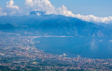 Vezüv Yanardağı ve Napoli Körfezindeki, İtalya çevresindeki kırsal havadan görünümü