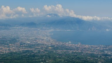 Vezüv Yanardağı ve Napoli Körfezindeki, İtalya çevresindeki kırsal havadan görünümü