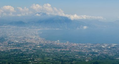 Vezüv Yanardağı ve Napoli Körfezindeki, İtalya çevresindeki kırsal havadan görünümü