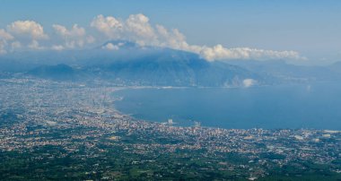 Vezüv Yanardağı ve Napoli Körfezindeki, İtalya çevresindeki kırsal havadan görünümü