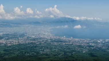 Vezüv Yanardağı ve Napoli Körfezindeki, İtalya çevresindeki kırsal havadan görünümü