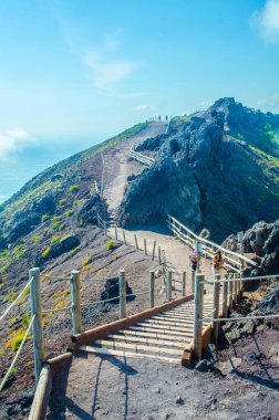 İtalya Napoli yakınlarındaki Vezüv Yanardağı 'nın tepesine uzanan geniş yol volkanların iç kısımlarını ve Napoli Körfezi' ni çevreleyen alanı gösteriyor..