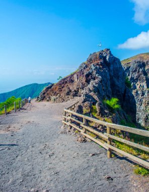 İtalya Napoli yakınlarındaki Vezüv Yanardağı 'nın tepesine uzanan geniş yol volkanların iç kısımlarını ve Napoli Körfezi' ni çevreleyen alanı gösteriyor..
