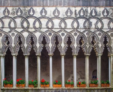 İtalyan şehri Ravello 'daki villa rufollo' nun güzel iç manzarası Alamfi sahili manzarası ve muhteşem lobisiyle ünlüdür..