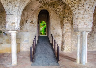 İtalyan şehri Ravello 'daki villa rufollo' nun güzel iç manzarası Alamfi sahili manzarası ve muhteşem lobisiyle ünlüdür..